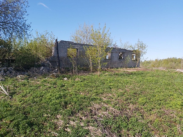 Продается старая ферма в разрушенном состоянии  на участке 80 соток под производство в деревне Вяльковка, Александровский район, Владимирская область,120 км от МКАД по Ярославскому шоссе или 130 км по Щелковскому шоссе.
